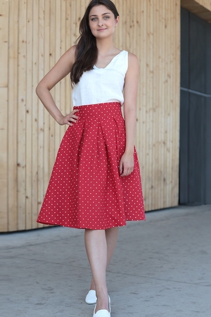 The red skirt made of 100% linen is designed and sewn for you with love in the Czech Podkrkonoší region pocket cut high